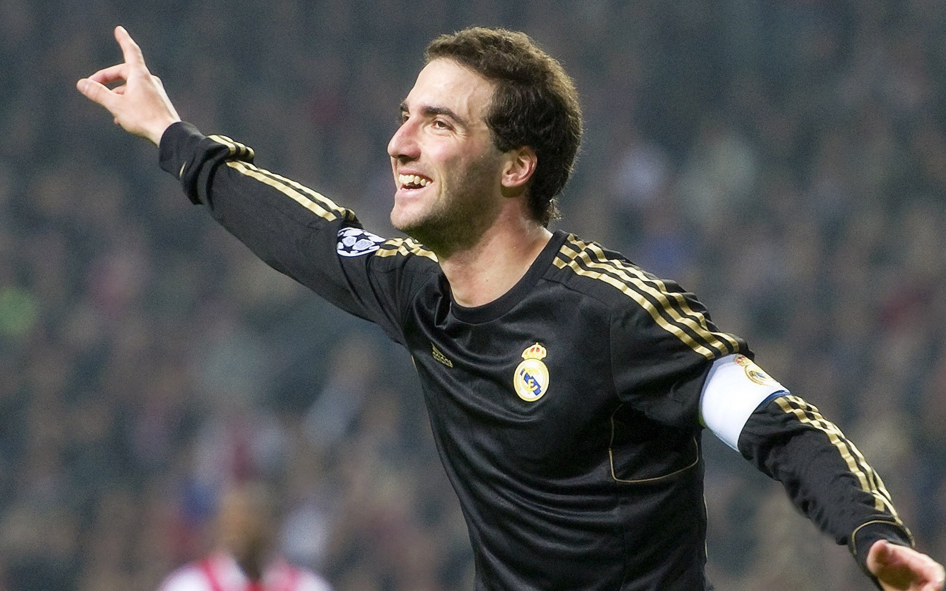 中超球队发布新赛季球衣设计引发球迷热议，2022中超球衣